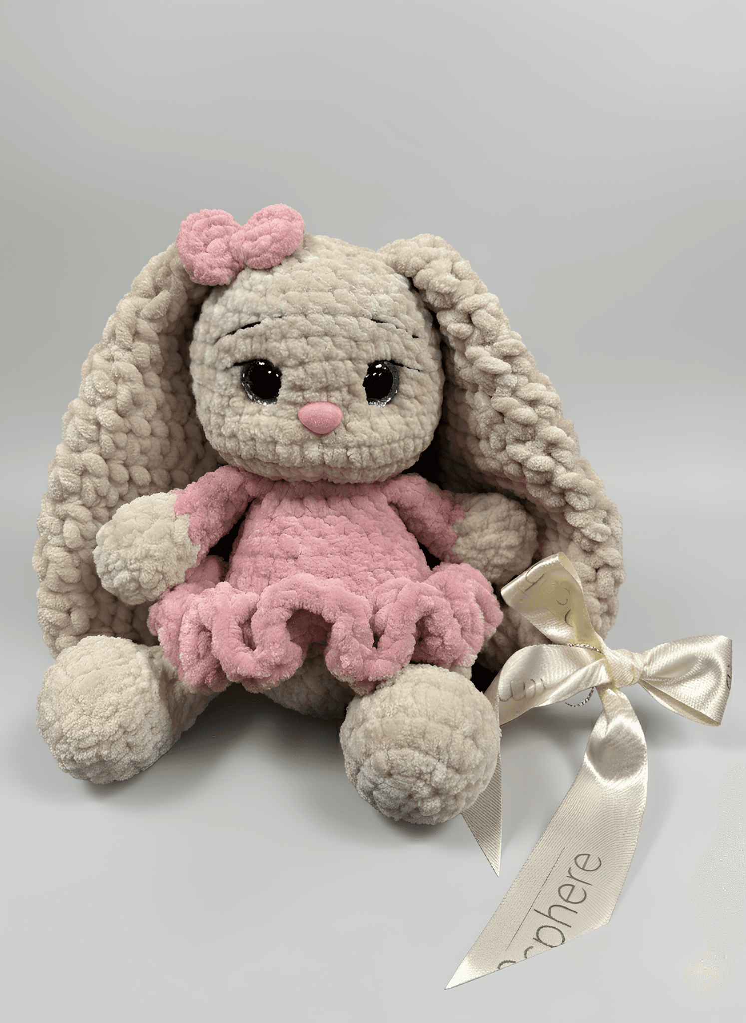 Urocza ręcznie wykonana zajączka beżowa – 23 cm