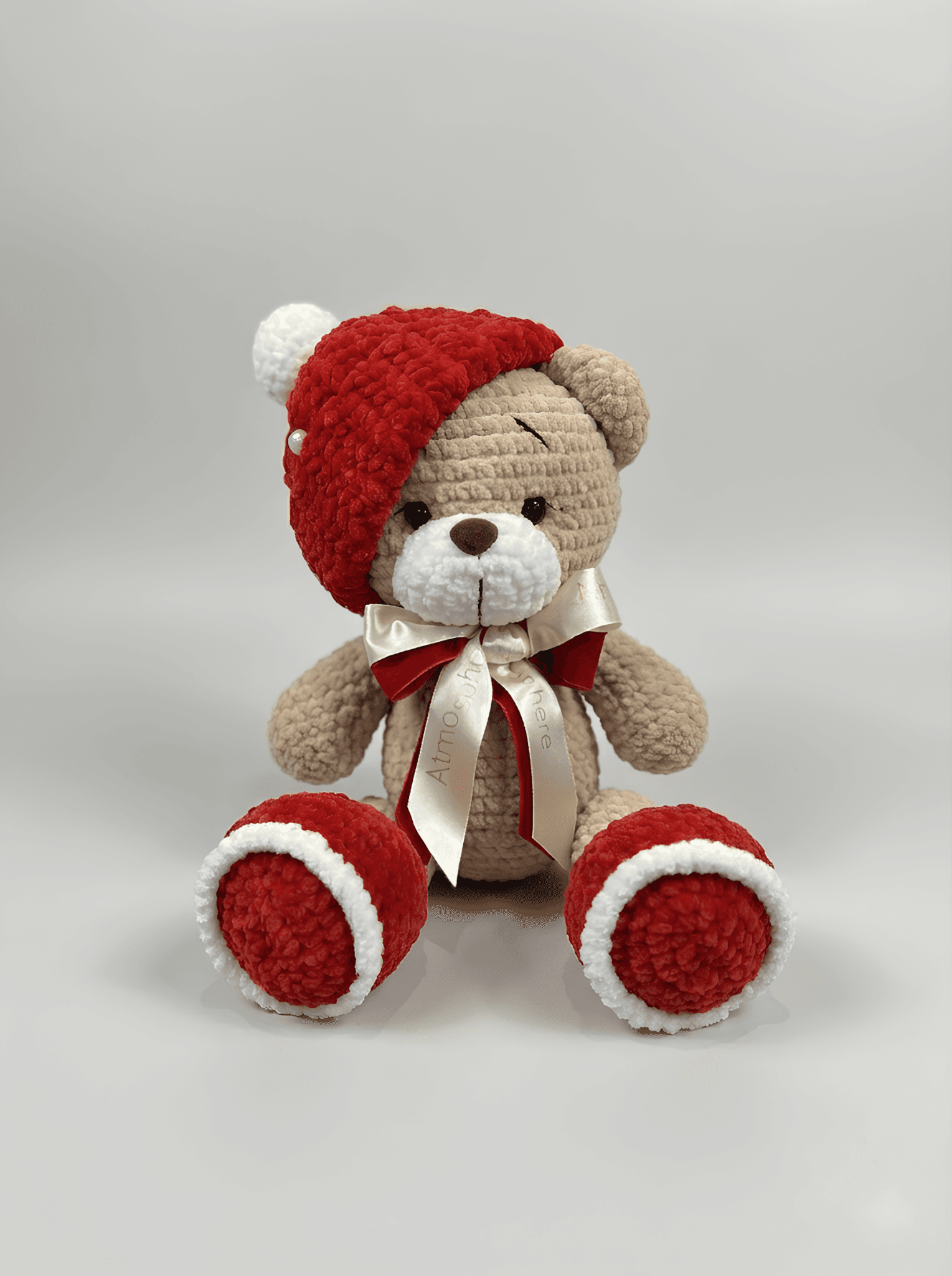 miś ubrany w skarpetki i czapeczkę