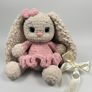 Urocza ręcznie wykonana zajączka beżowa – 23 cm