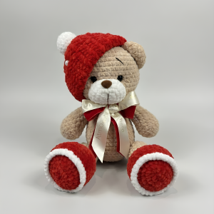 miś ubrany w skarpetki i czapeczkę